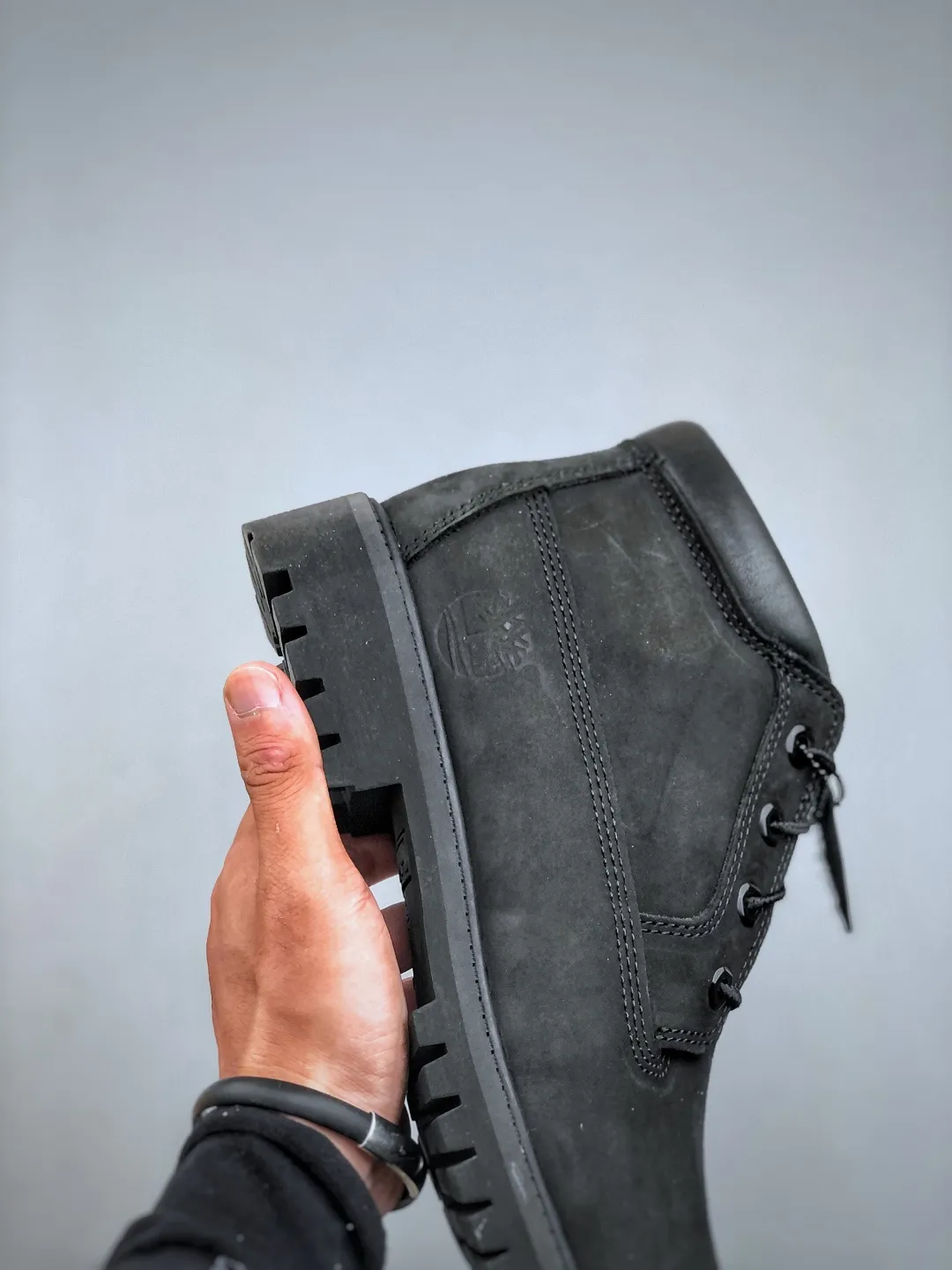 Local pick-up 💰600 available in stores [New product real shots] Dongguan original Y version #Men's and women's shoes true standard half size Dongguan OEM quality #Upgraded original 2025 version packaging box and accessories #Original last paper version data development version #Original Baoyuan injection machine #Three-line computer sewing lines are in line #Using the same source of imported first-layer frosted leather It has the function of resisting water splashing (all interiors are made of real leather materials!!) #Original consistent full nubuck leather collar #Anti-fatigue shock-absorbing honeycomb PU insole #Lightweight anti-slip rubber foam combination bottom ❗ The world's leading outdoor brand·Timberland/Timberland Fatigue Chukka Nubuck Boots classic outdoor short-cut all-match workwear Martin boots "Wheat Yellow Black" Size: Female 35.5 36 37 38 39 Male 39.5 40 41 42 43 44 (Leather shoe size: one size larger than sports shoes!) Original hardware molded shoelace buckle Newly upgraded top-notch craftsmanship Original OEM in Zhongshan Original imported waterproof leather Injection outsole Horizontal folding, dynamic water-repellent, original and consistent full nubuck leather collar, all-cow lining, brand new original packaging shoe box, exclusive supply in the market